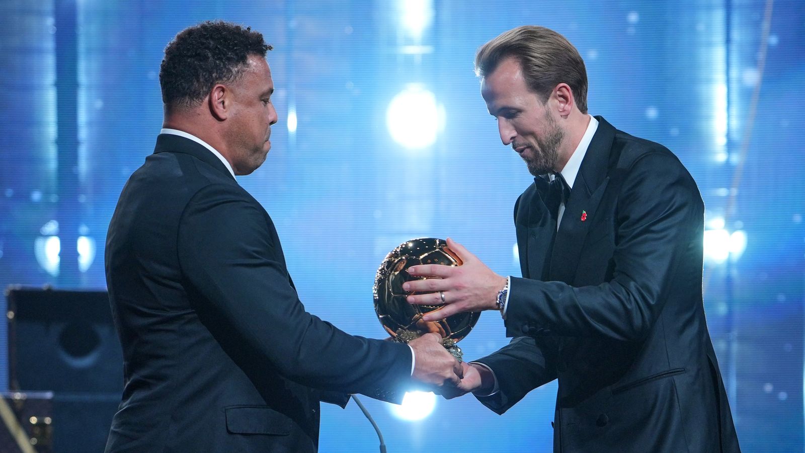 cựu danh thủ ronaldo trao giải cho harry kane